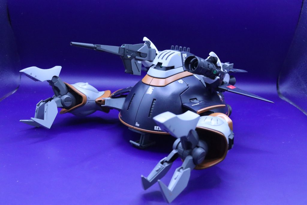 両脇にフルドドⅡの肩パーツをつけてます右肩？には本来MA形態では腰につけられてるバウンドドックのライフル、左肩？には本来盾中にある拡散ビーム砲をフルドドⅡを介して接続しています肩パーツの中にジェネレーターが仕込まれているらしいので火力が伸びてる設定です