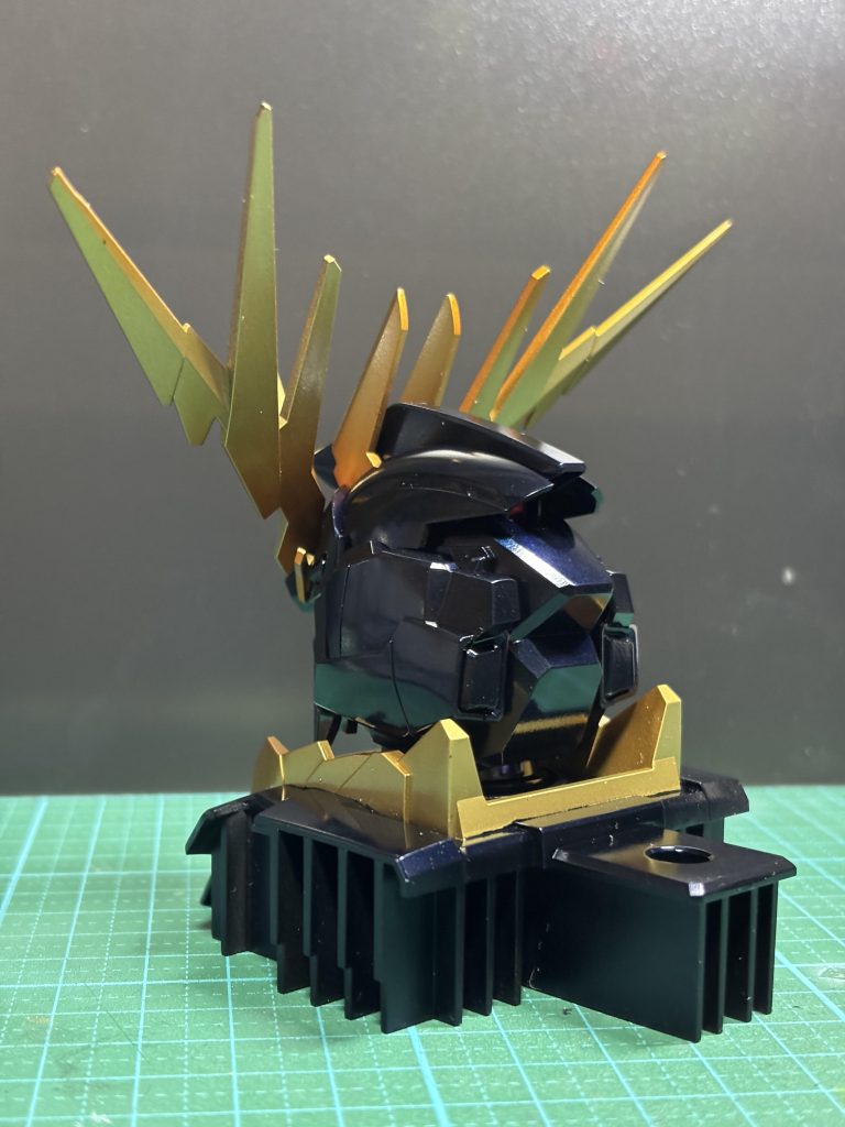 キレイなバンシィカラーで塗れました😎ツノは金だけだと重い感じになってしまうと思ったのでグラデーションで仕上げてみました😆