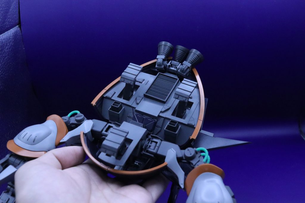 MA専用のバウンドドックとして作成してしますのでよくネタにされるスカート裏はプラ板から蓋をスクラッチして被せましたランディングギアやスラスターを仕込んでるこだわりポイントです中身は推進剤やジェネレーターが入ったりしてるんじゃないでしょうか