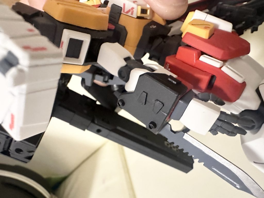 ナイフはTV版のような後方位置が好みなのでプラ板から外装を自作。平手の指をカットして貼り付け直して動きをつけました。