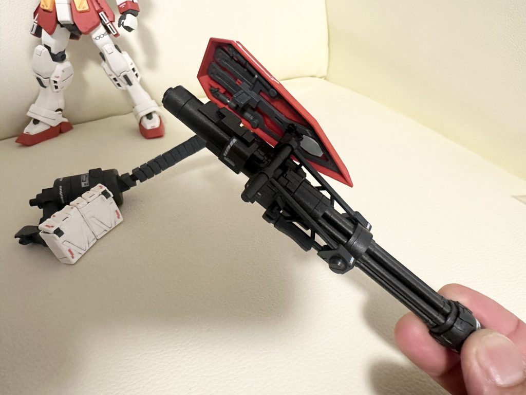 ガトリングのシールド取り付け位置増設。手で持たなくてもTV版の様にassyで前腕に装着可能にエネルギー給弾パックもマウントの凸位置変更で左に装備できるように。ガトリングが背負えなくなったけど、弾切れたら捨ててもろてw