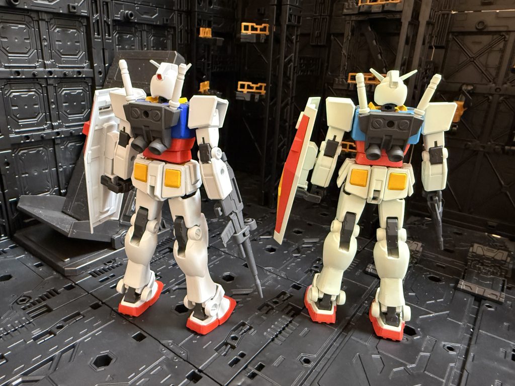 背面からあら?右の方のヘルメットの後部タクト?を塗り忘れていますね。