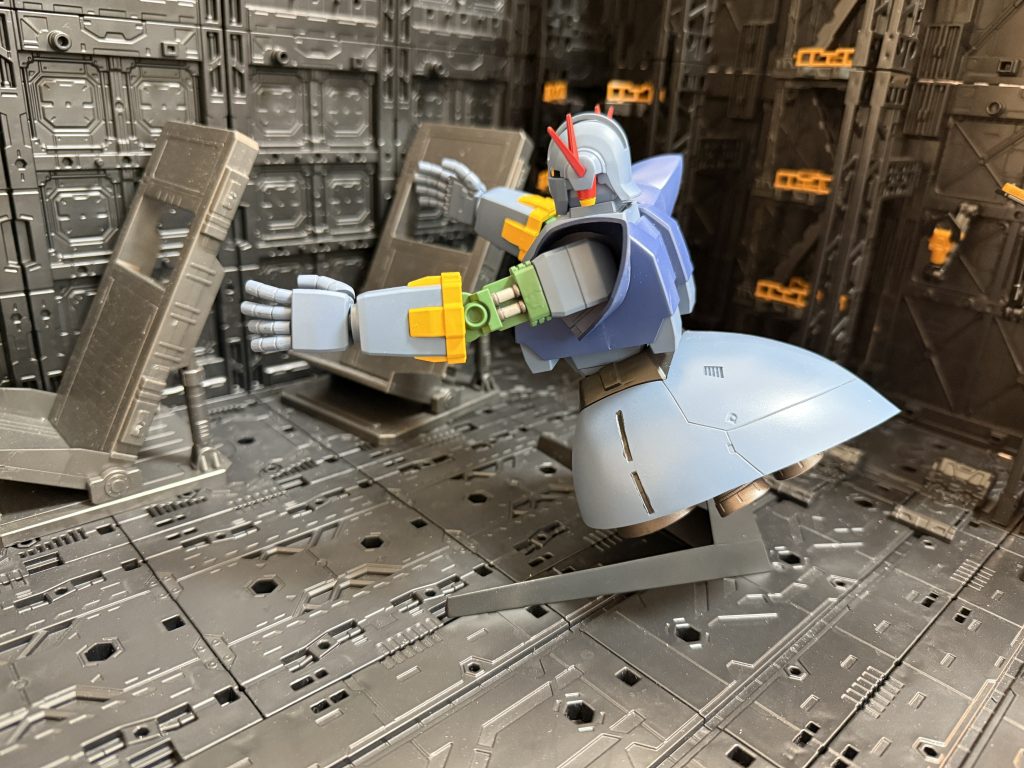 横からこの当時、エナメル塗料で拭き取る方式を知らなかったので、再度のスリットをはみ出ないように必死に筆塗りしていました。エナメル塗料の拭き取る方式を知っていればもっと楽に塗り分けられたのにね。