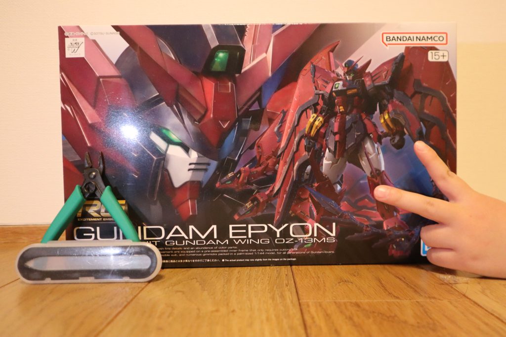 パーツがおおくてたいへんでした。楽しかったです。 #(父)2024/8のガンプラ一番くじでHGライフリゲットからすっかりガンプラにハマった小1の息子。#(父)お小遣いで購入したマイニッパーとやすりでRGを作るまでになりましたので、ネット慣れとタイピング練習もかねて初投稿です。#(父)対象年齢15歳以上のため見守りはしていますが、硬くてハマらないところの手伝い以外は特に何事もなく、すべて自分で説明書を見てもくもくと作っています。#(父)コメントなど頂けると喜びますので是非よろしくお願いします。