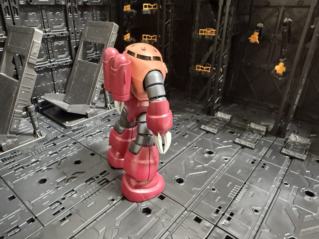 右側面からあら?改めて見ると膝裏の塗り分けが間違ってますね。