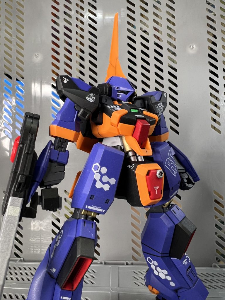 わかりにくいけどモノアイはブルー🩵