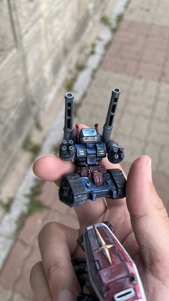 ガンタンクも同じ感じで着色しました。実は初めての目標はすっきりとした2D塗りがしたかったのですが… 心のように塗られなくて方向が変わりました。