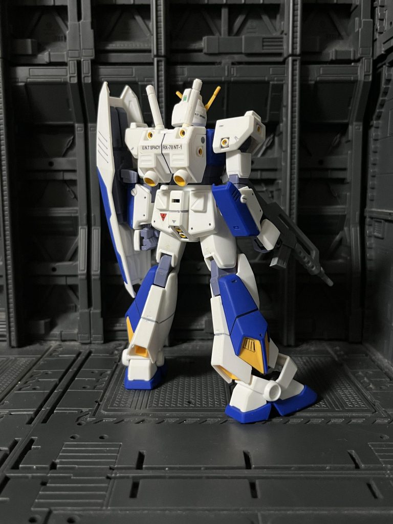 連邦軍初となるニュータイプ専用機。アムロレイ用として作られたがコロニーでの戦闘(ポケットの中の戦争)において機体が損傷したため終戦までに間に合いませんでした。またコクピットは0080年代から主流となる全天周囲モニターとなっており次世代試作機でもあります