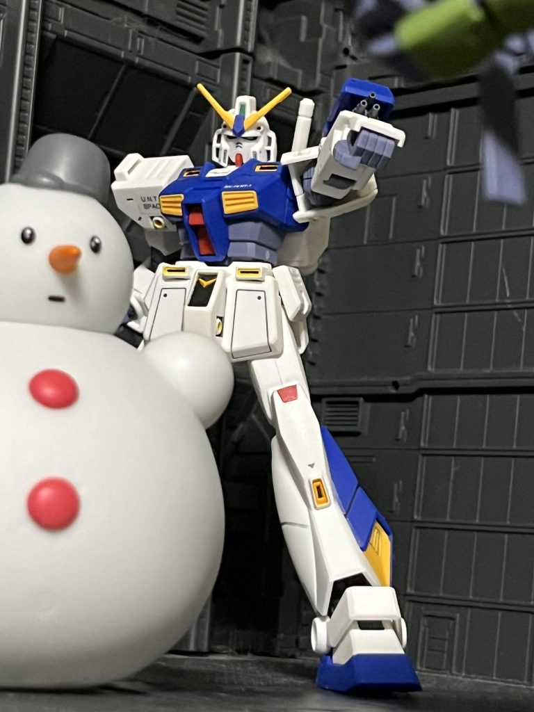 アレックスの特徴として両腕にガトリングガンが装備されています。ガンダムタイプではお馴染みの頭部バルカン砲よりも火力が高く、MSの装甲を軽々と蜂の巣にしてしまいます…とても恐ろしい装備ですね(-.-;)