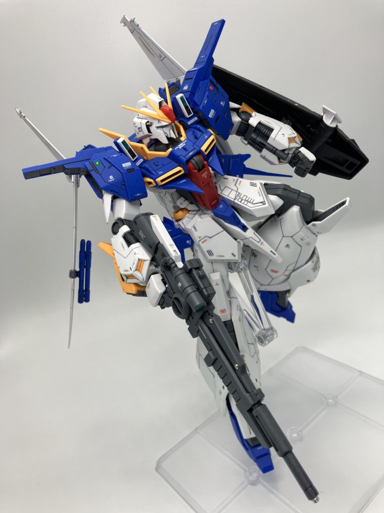 改めて「バウってこんなにΖしてたんだな🤔」って思いますね😏ちなみに、頸部はリントヴルムオリジナルのパーツがあるんですが、どうも首が長く見えたりするので写真でもバウ本来の短いパーツで撮影したりしてます🫣それはそれでめり込んでるようにも見えますが😪