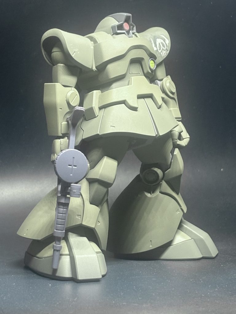 今回、下地で明暗作ってその上に同一のグリーンを塗るってことをやってみました。ライトグレーのサフ、ライトイエローのサフ、ファントムグレーに60番のRLM02グレーを乗せています。モノアイ周囲はガイアのブルーグレーなんですが照明で色がわかりにくい。