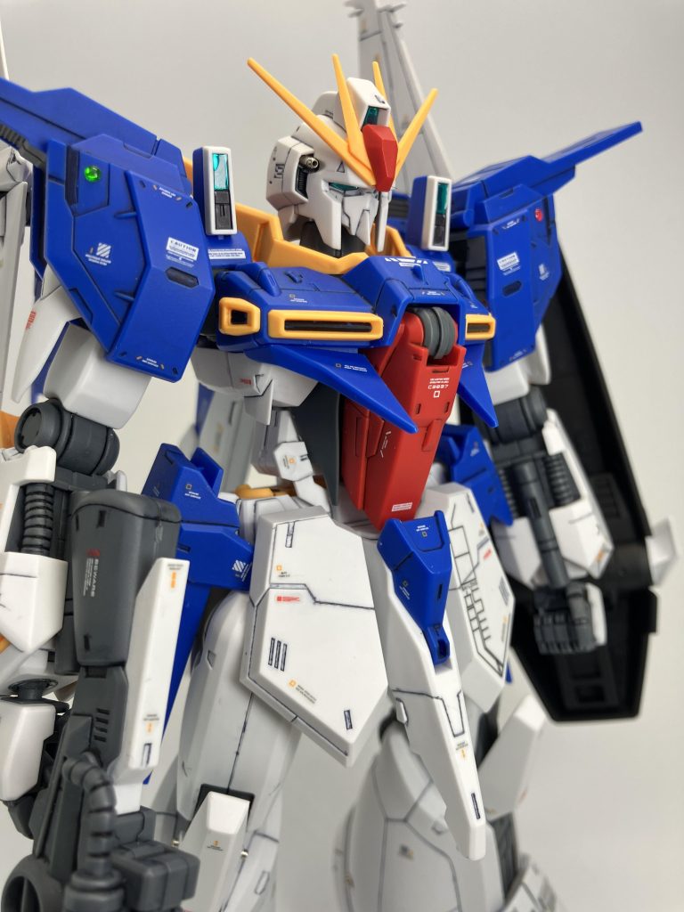 当初予定ではなかったのですが完成後、眺めていたらウズウズしてきたので、両肩に緑と赤のランプを模した加工してます(可変機ですし🍣 変形させるとは言ってない😤)🥴ついでに、アンクルガードにも合計4ヶ所のランプユニットを搭載💡あっ、足首のデカール一つ剥がれてるし😵💫