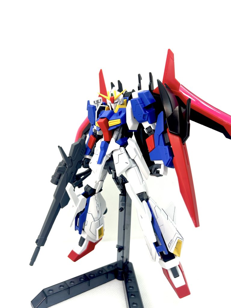 バックパックは設定にない展開状態(ビームブレード装備時の状態)で背負わせたこの姿の方が好きだったので、これでのディスプレイです。 以上ライトニングZガンダムでした。いままではZ顔にあまり惹かれていませんでしたが、イケメンというは創っててとても実感しました。本家のZもいずれ組みたいと思います。