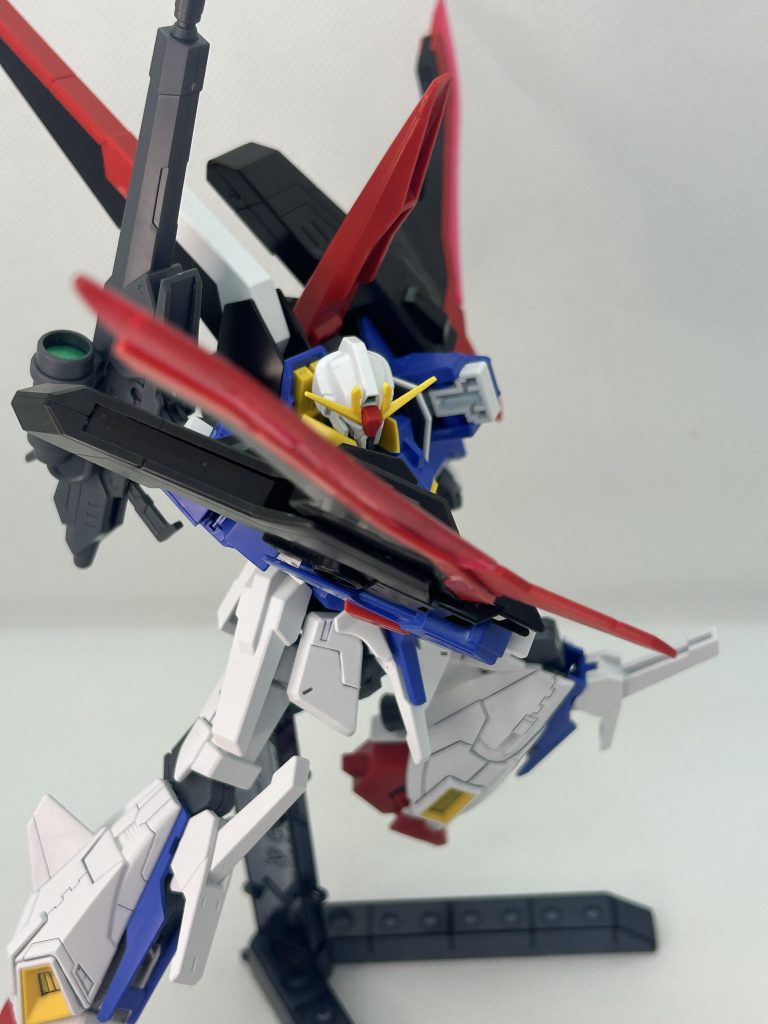 早速腕につけてのポージング。普通に大型のビームサーベルみたいなものを持っての構えに見えますが