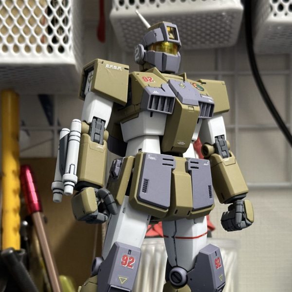 ＭＧ ＧＭスナイパーカスタム ＲＧＭ-７９ＳＣです。いまさらですが、、、。ＭＧ ＧＭ寒冷地仕様 ＲＧＭ-７９Ｄにツヤ消しトップコート吹いていたのですが、デスクのワイヤーラックに、見知らぬ？マスキングテープを発見(画像１枚目)。ペリっと剥がして、裏返して見ると(画像２枚目)。ぴょえええ〜〜〜！！ＭＧ ＧＭスナイパーカスタム ＲＧＭ-７９ＳＣのボックスビームサーベルユニットでしたぁぁあああああぁぁぃぃぅぇぉ、、、泣。こんなトコにあったのか！、、、ってなワケで、近いうちにボックスビームサーベルユニットタイプのＧＭスナイパーカスタムの画像(にするかページにするか)をあげさせていただぎます。（1枚目）