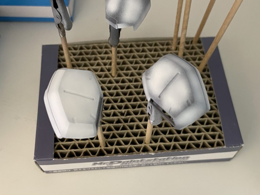 グラデーション途中の写真です。メカサフヘヴィにクールホワイトを重ねています。正しいやり方は分かりませんが、右の用にある程度明暗を作って、少しずつ白を重ねて左のようにしました。勇気がなかったのでエッジを際立たせる程度のグラデーションにしています。