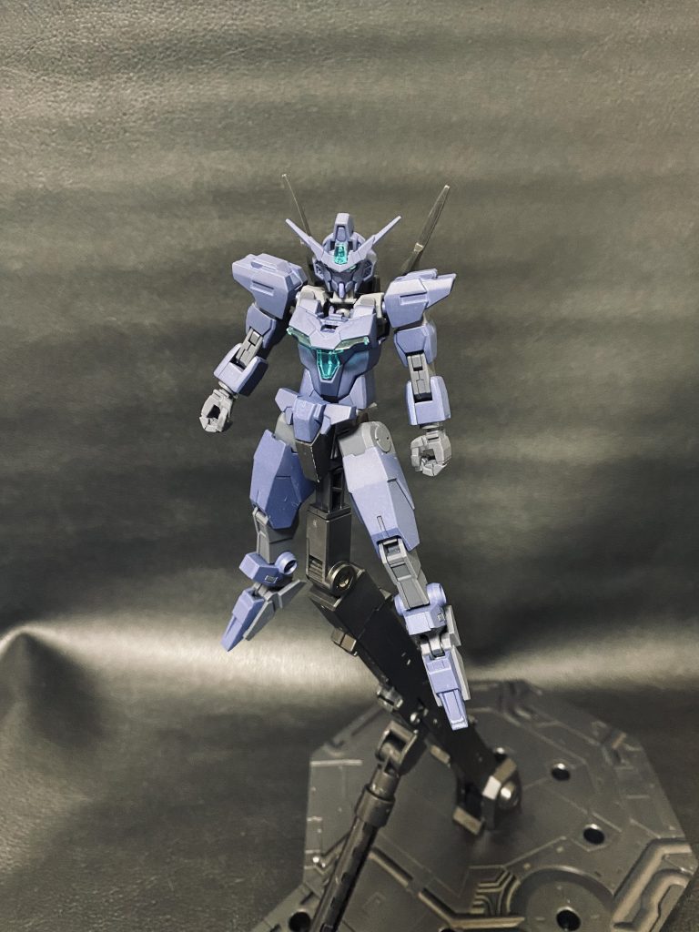 コアガンダムは水性のティターンズブルー2で塗装。クリアパーツと関節部分は塗装せずそのままです。