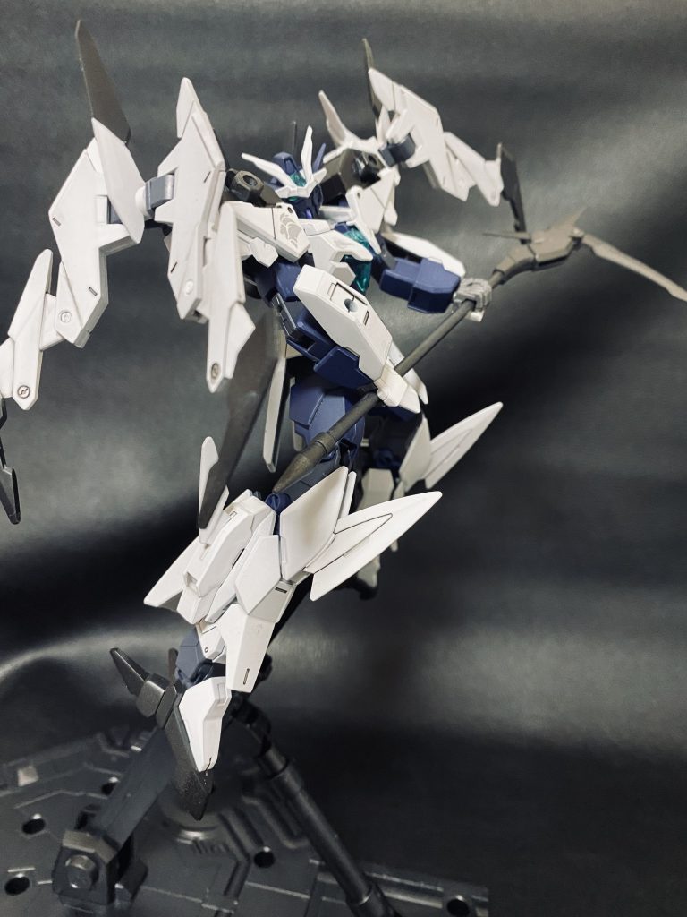 鎌のポージング難しい…一応デカールも貼ってみましたがどれくらい貼っていいものかわからず、かなり控えめになってしまいました。そして表裏逆に肩アーマーにデカールを貼ってしまったので、もうそのまま逆にアーマー装着してゴリ押しフィニッシュ。