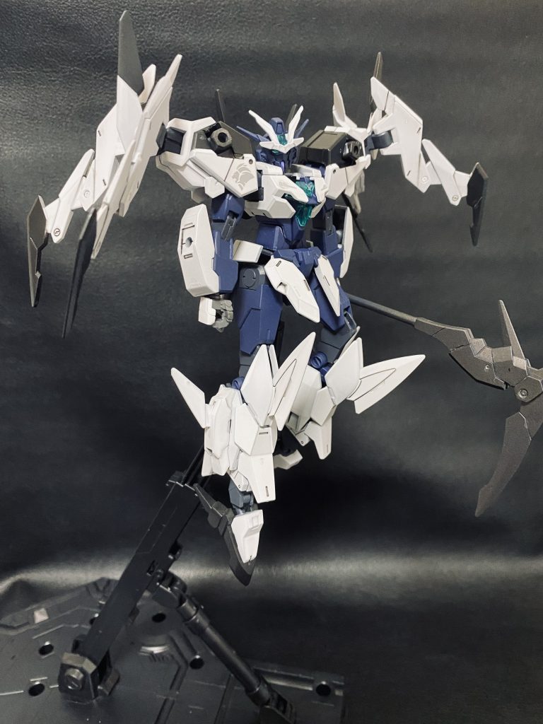 アーマー部分のメインカラーは同じく水性塗料の白。サブカラーも水性の黒でシンプルに塗り分けました。鎌は水性の黒鉄色です。