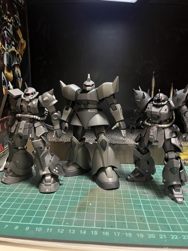 ゲルググと高機動型ザクと3体同色カラーで架空の部隊っぽい雰囲気でジオン系はただ立たせるだけでカッコいい！この魅力はクセになりますね