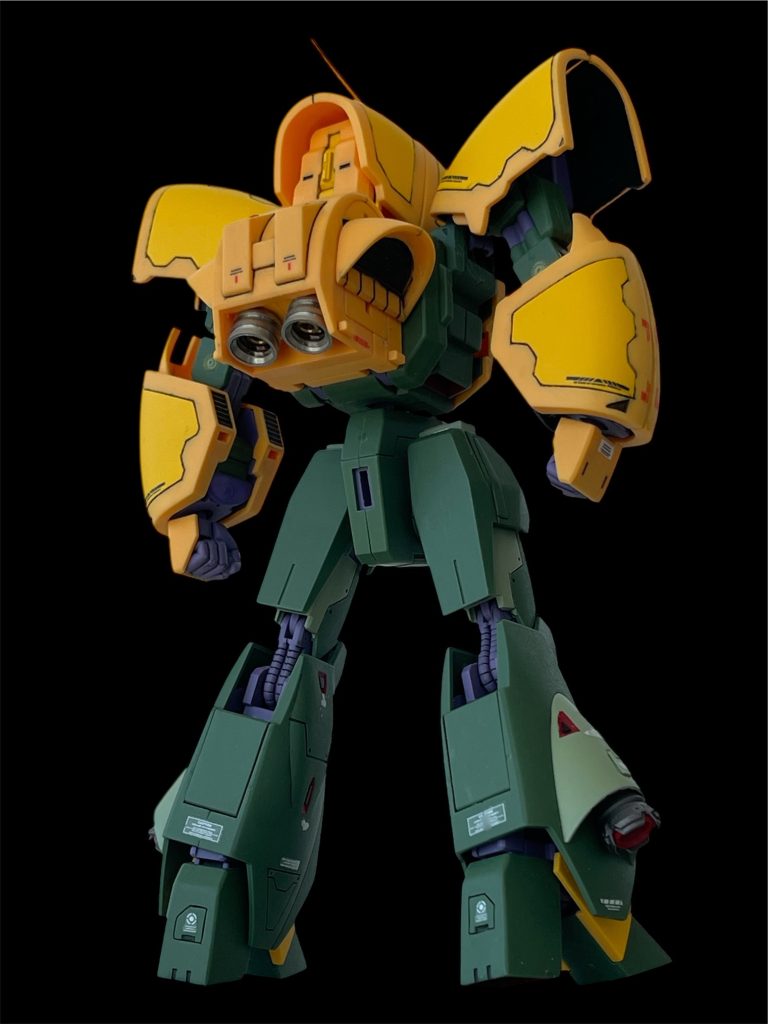 バックパックにはホームセンターで買った安い金属パーツをバーニアとして取り付けました。さらにこのバーニアの内部に、使用済みのギター弦の端についてる金色のドーナツ型のパーツを埋め込んでいます。