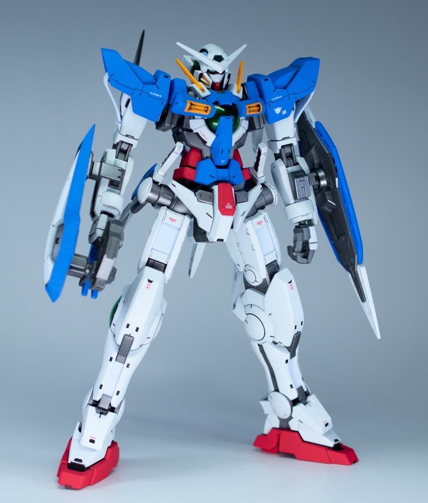 各部モールドは黒く塗りつぶしてアクセントにしました。本編ではハロが整備してたので、コーションマークはそんなにいらないかなと思って控えめにしてます。ハロもAIだと思うのでQR的なので整備マニュアル読み込んでーみたいな感じなのかなーと思ってそれっぽいのはちょこちょこ貼ってます。あとは最終調整で人の手が要りそうなとこくらいに貼りました。