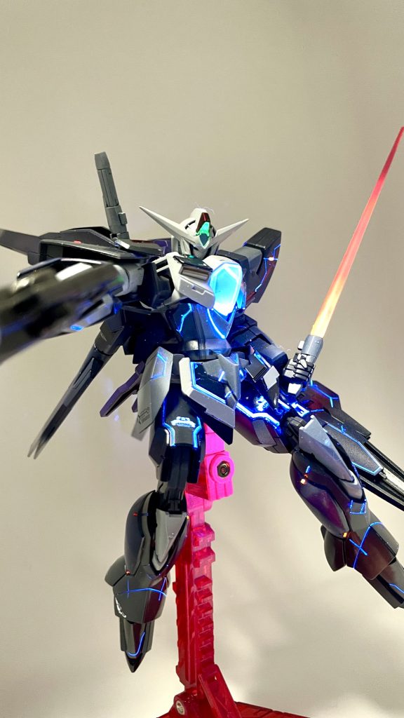 赤&金の配色もカッコ良かったのですがどうしても暗い色にしたがる傾向にあり今回もニュートラルグレーとクリアーパープルなどを使ったコントラストにしています。