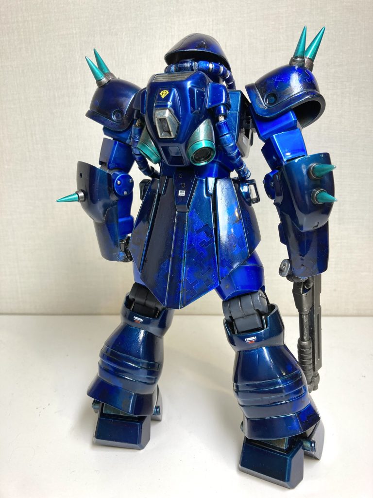 今回の取組みとして、キャンディ塗装の下にドット迷彩を入れられないか試してみました。結果としては、重ねたクリアブルーが濃すぎて、3色で塗り分けたドット迷彩がほとんど見えなくなりました（最も明るい色の部分だけ、光の反射で見えるくらい・・・）。