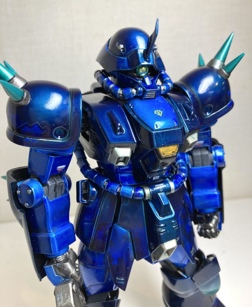 デカールは控えめにしました。モノアイはVCドームに変更しています。モノアイ・カバーのクリアパーツは経年劣化で黄変していたので使いませんでした。