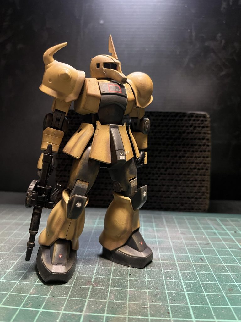 MSVとかリアルタイプカラーが好みなのでデカールもそんな感じで寄せました肩がどうしても気になったのでグフのスパイクを拝借