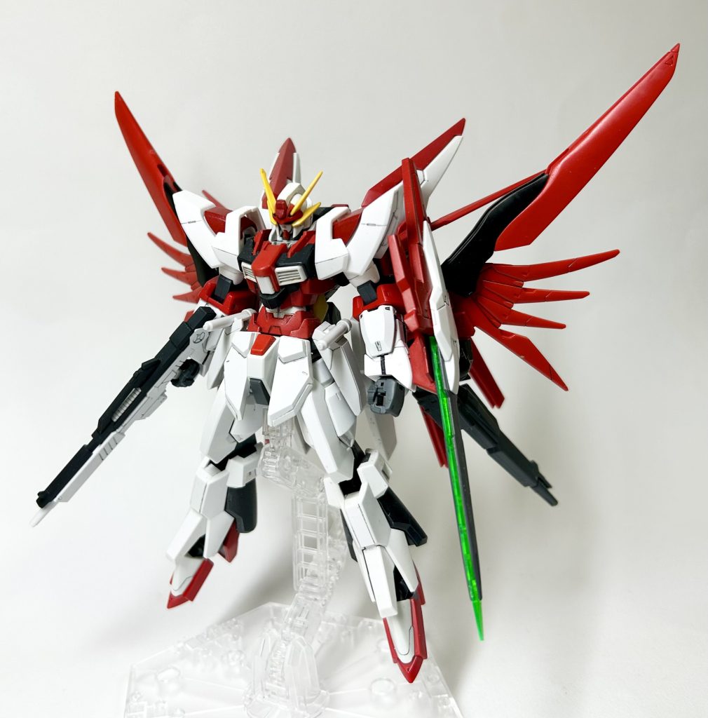 全体像です。アクセルガンダムSHIFT-2をベースに、SHIFT-3からのパーツの逆輸入や、新たにリボーンズガンダムのパーツなどを組み込めるだけ組み込みました。これにより、ミラコロ分身による誘導切りをしながら、アタマノオカシイ加速力で一撃離脱戦法を行ってくる機体がツインドライブシステムとトランザムを手に入れました。なにそれこわ。以下、アピールショットです。