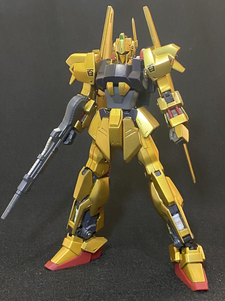 パーツ全体をヤスリがけで表面処理しました。下地を何にするか悩みましたが、ガイアのアルティメットブラックにしました。ゴールドはガイアのスターブライトゴールドを吹いています。