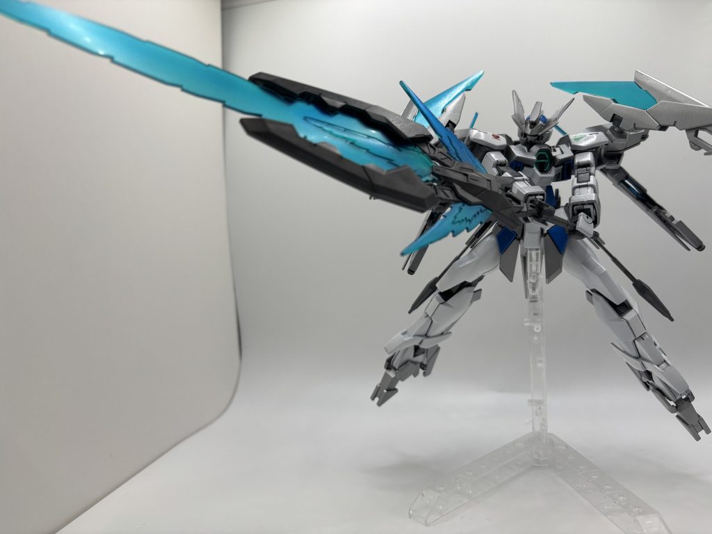 トライスラッシュブレイド起動形態これまでのAGEⅡマグナムには搭載されていなかった近接戦闘用の武装。大型の敵や大出力のエネルギーシールドでさえも両断する。更にFファンネルと組み合わせる事で、新たな必殺技「シャイニング・カリバー」を発動できる。もちろんトライエイジシステムも発動可能で、トライエイジマグナムでも使用した技の発動や、他のガンプラを呼び出せる(エネルギー効率の観点から、使用出来ても数分程度しか持たない)