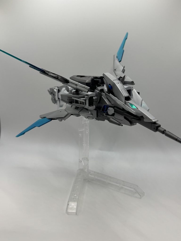 フェニックスモード可変機構も健在。背部のトライスラッシュブレイドを展開させ、更に加速力も向上している。