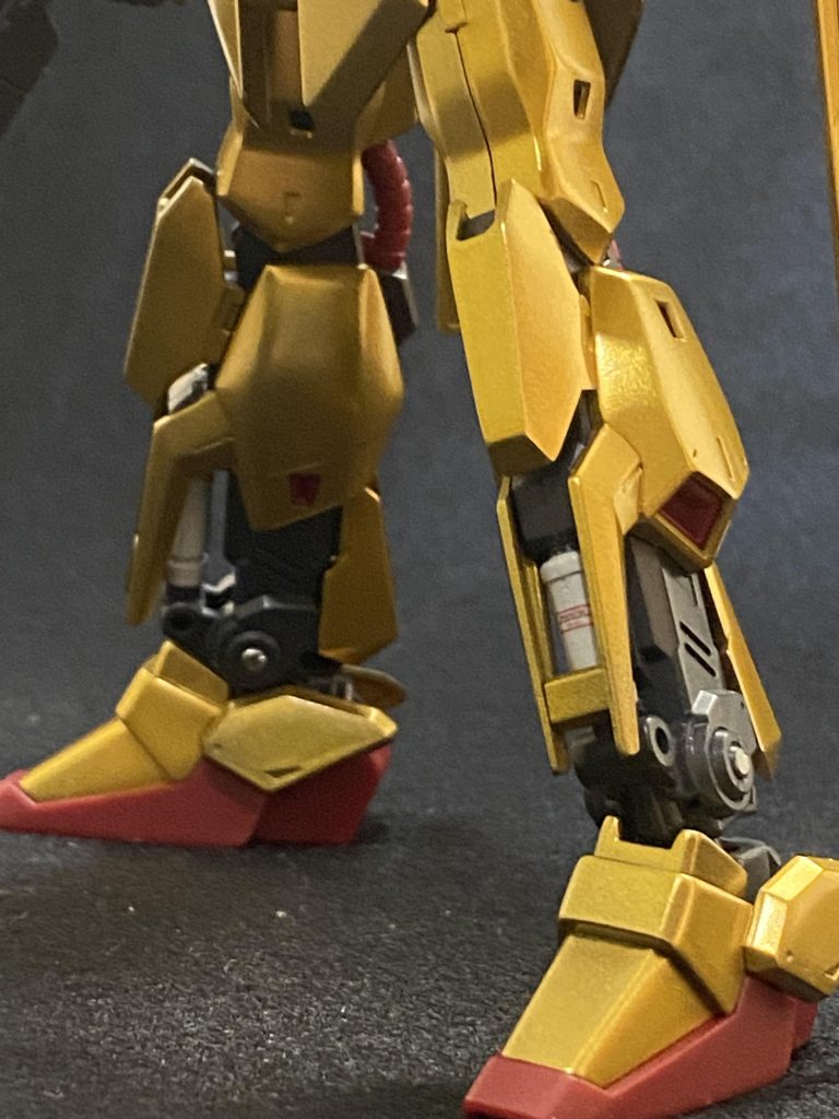 脛のシリンダは合わせ目を消してホワイト系で塗装してみました。