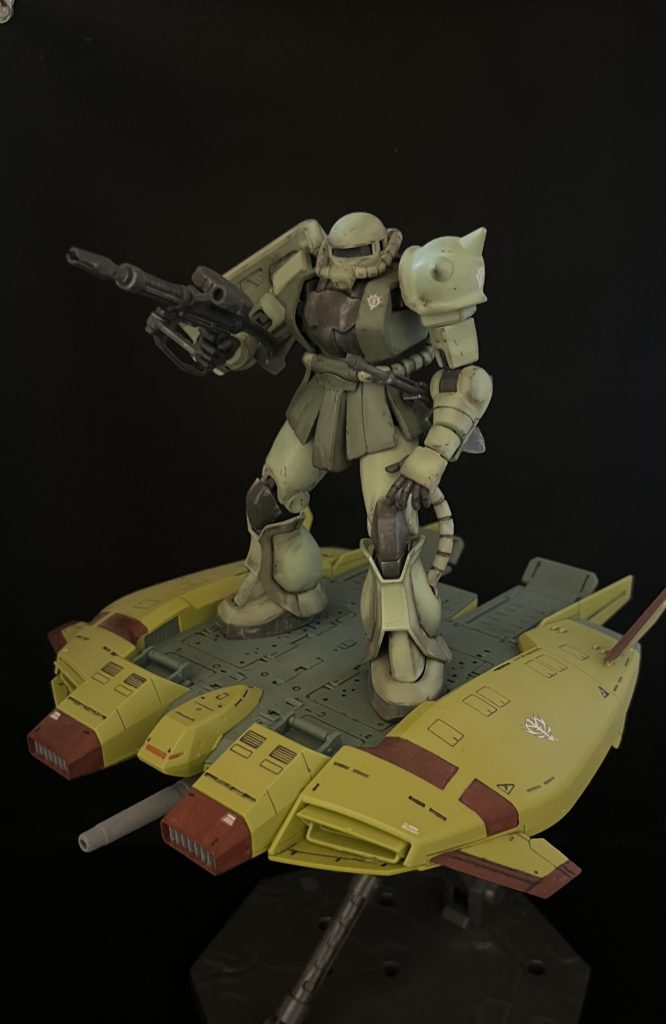 ザクⅡを乗せるとこんな感じです。マラサイが欲しいところですが手元にありません😅