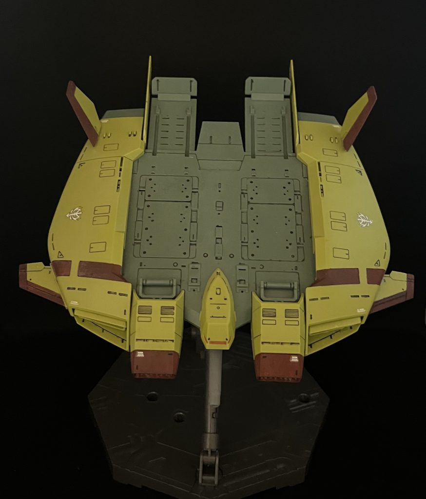 赤いラインはデカールが付属しますが、かなり明るい赤のため、暗い茶系で緑系に色合いを合わせてあります。筆塗りです。