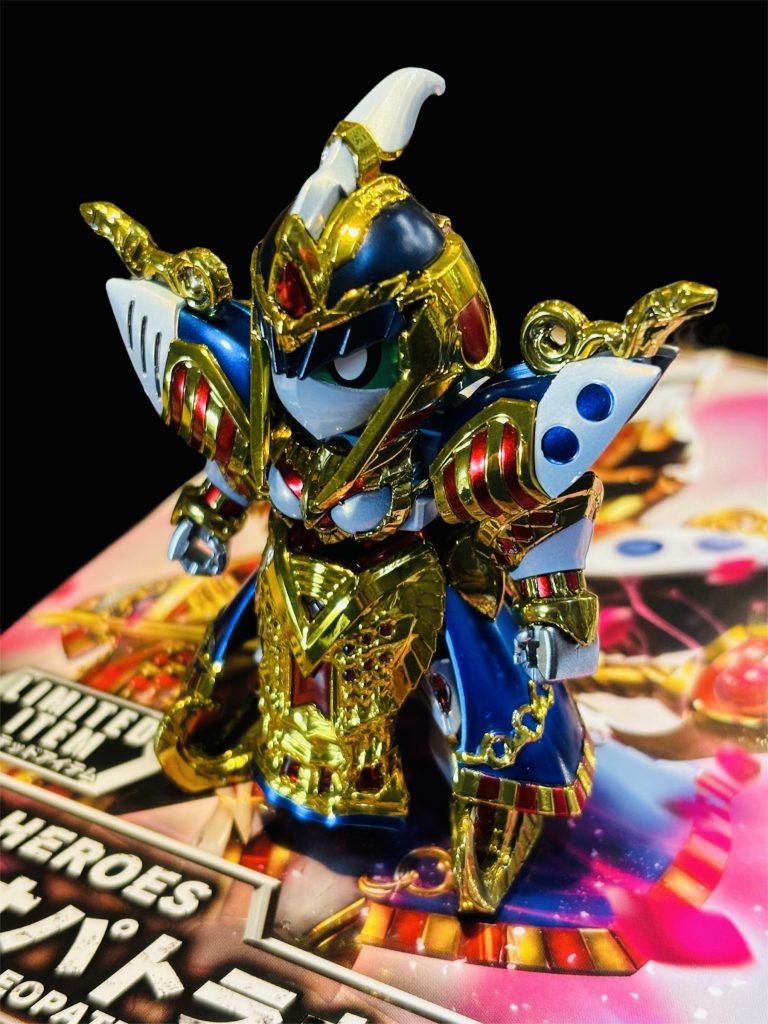折角なのでやってみたかったことをいくつか詰め込んでみました。金部分を全てハセガワゴールドミラーフィニッシュ貼り込み+(ほぼ)全身キャンディ塗装塗り分け!髪の毛のプリズムブルーブラックと手首のシルバー以外はキャンディ塗装で仕上げました。……貼り込みに満足して、前垂れの赤部分を切り抜くのを忘れていたことに今写真を見て気付きました……トホホ……