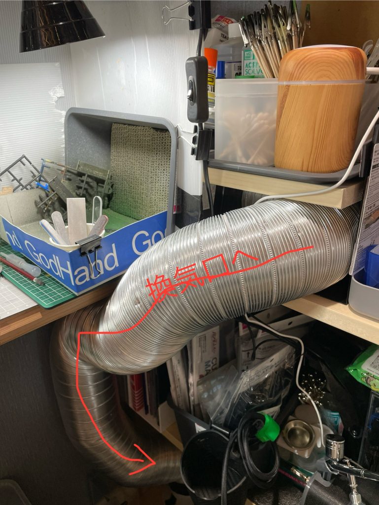 本体は本棚に収め(奥行き約22cm)手前の作業台はホームセンターで木材買ってきて自作ブースの背面にデッドスペースができたので家にあった木の板を履いて塗装関係の収納としました!