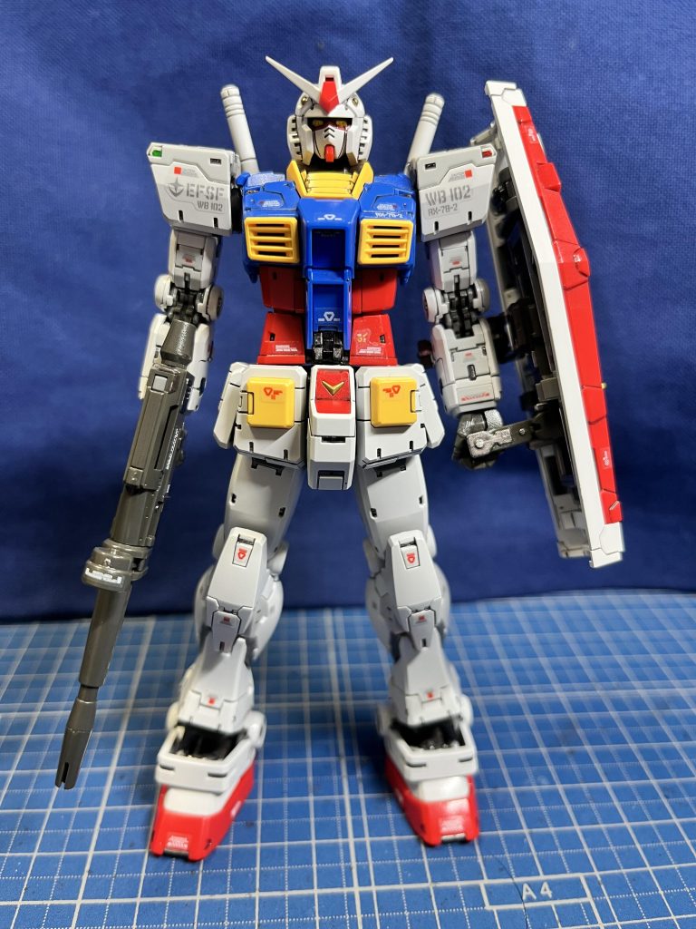 正面。腰部V字アンテナ、バルカンはゴールドに。機体各部から内部フレームが露出している箇所はヘビメタで塗装しています。