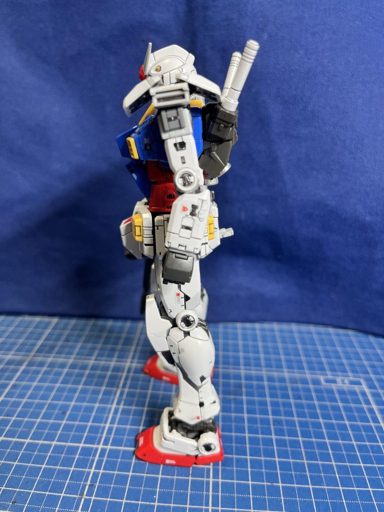 左。関節のカバー部の一部肩のスラスターはヘビメタに。