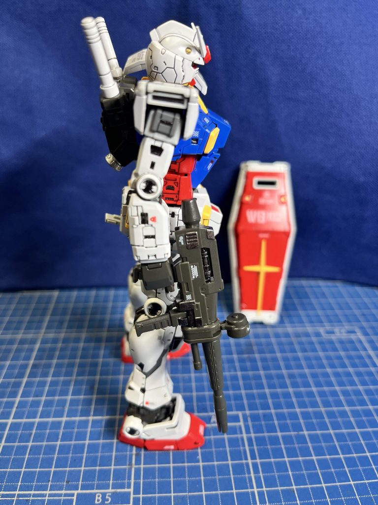 右。ビームライフル内部と一部にもヘビメタを追加塗装。