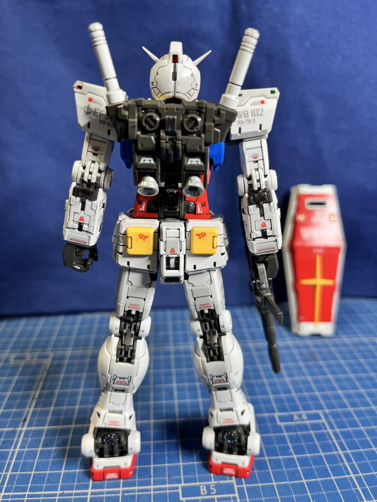 背面。スラスターはシルバーに。脚部や膝裏の一部も鉄っぽさを出すために塗装。