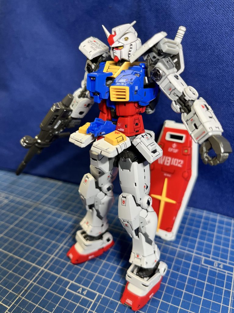 アーマーの内側や関節部、コクピット開閉部なども色を追加しました。