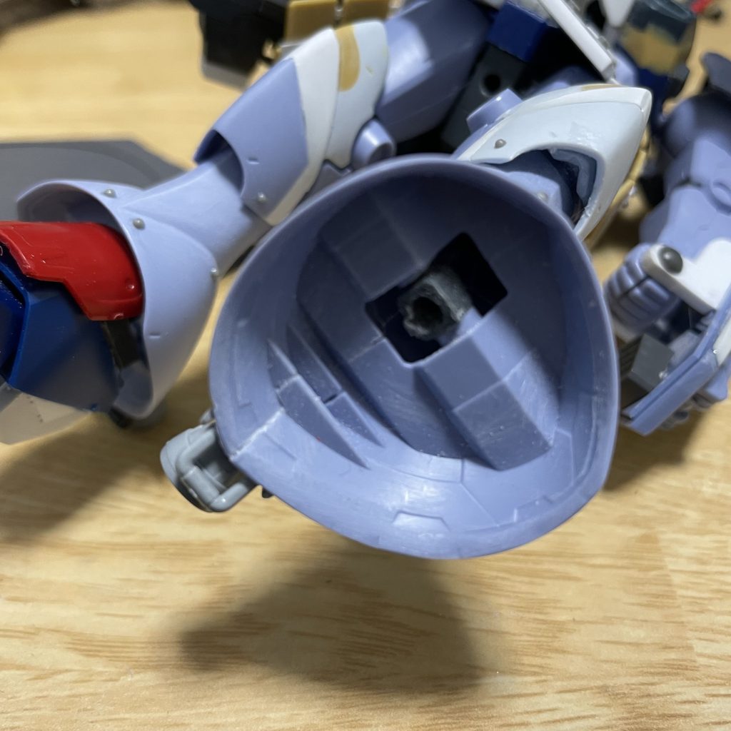 ポリキャップを変更して、足首関節が伸縮できるようにしています。ポーズを付けた際に、足裏が設置できるようになります。 (zaku-kao4)