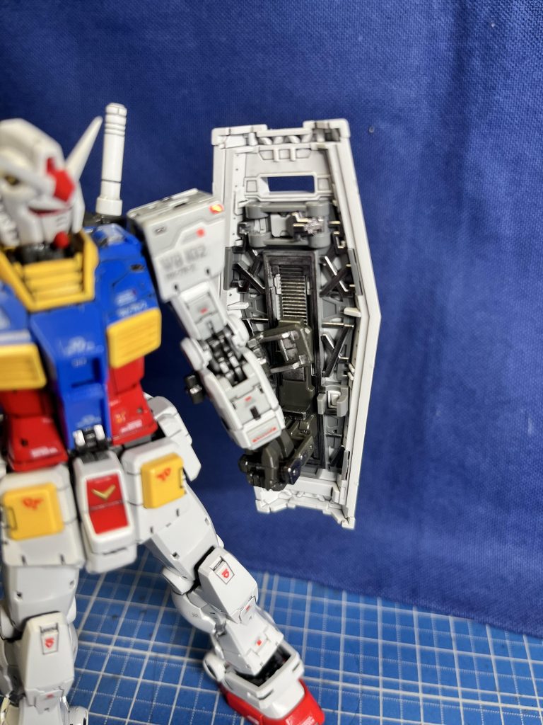 シールド裏側のフレームも抜かりなく。リアルを追求しました。