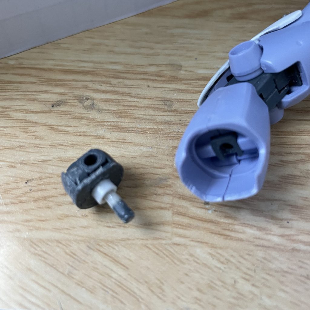 足の付け根の関節軸うぃ3mmくらい延長。スペーサーを入れて、足が3mmくらい延長しました。ももアーマーの上部をカットして、関節パーツと干渉しないようにしています。