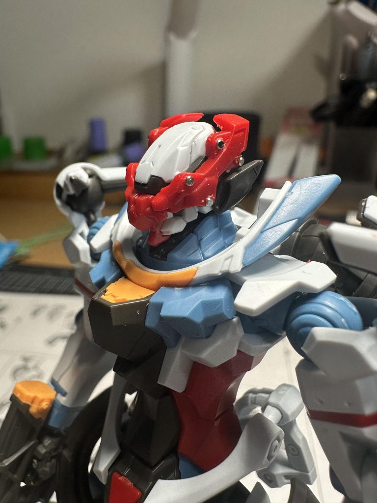 特に頭部のボルトモールドの塗り分けが上手くいく気がしなかったのでハイキューパーツのJDリベット1.0mmを試しに付けたらピッタリサイズ。このまま行く予定でしたが、Twitterを見てたら同じくハイキューパーツのHTボルトという物がめちゃくちゃいい味出してたので直販で注文。非展開時の方はFCボルトという物にして若干変化をつけました。気になる方は調べて見てください。直販サイトであればまだ在庫あるっぽい感じでした。