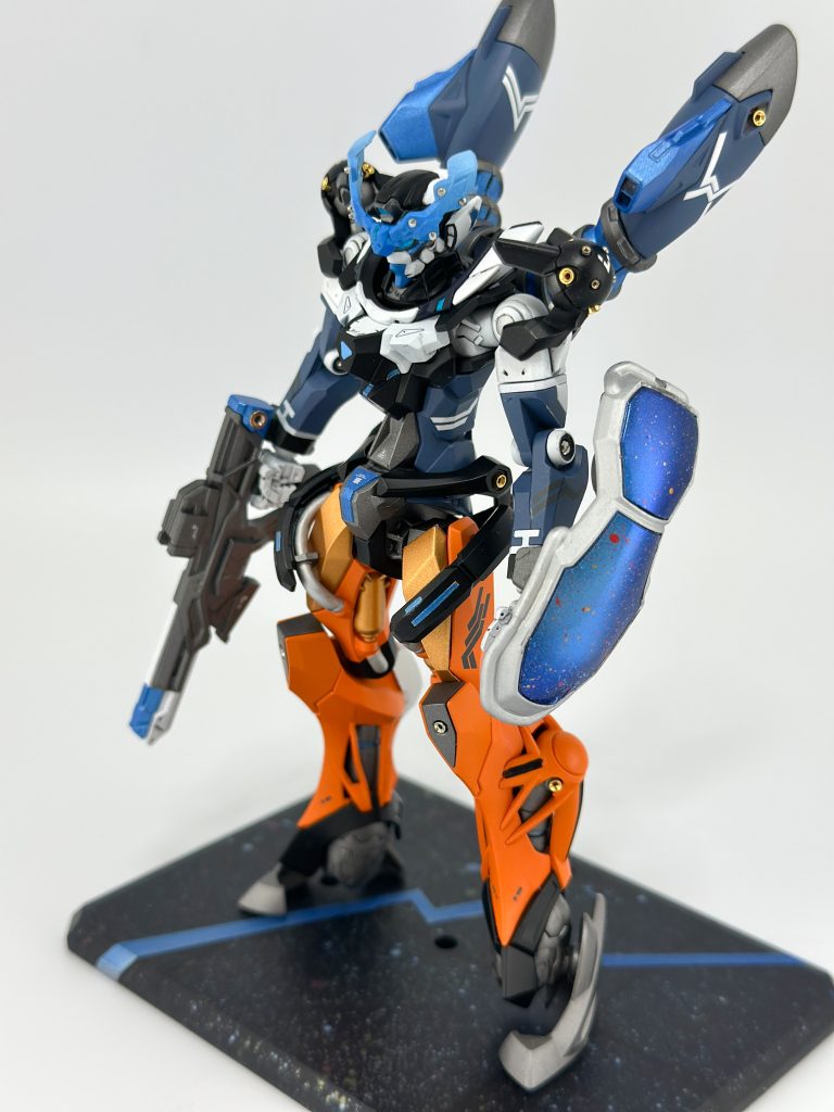 頭部展開状態アンテナ(?)は星街すいせいさん(以下すいちゃん)の髪色をイメージしてグラデーション塗装。くるぶし付近、足内部フレーム、バックパックの蛇腹以外、腰は合わせ目消しをしました。