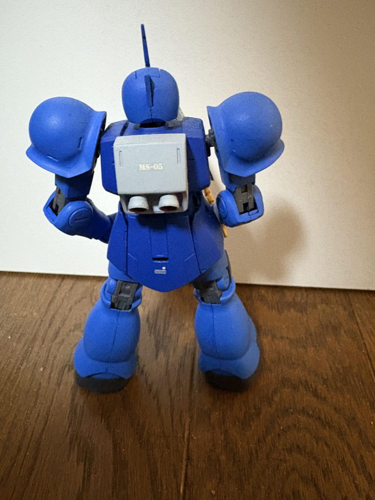 後ろです。バックパックはグフのカラーに準じています。